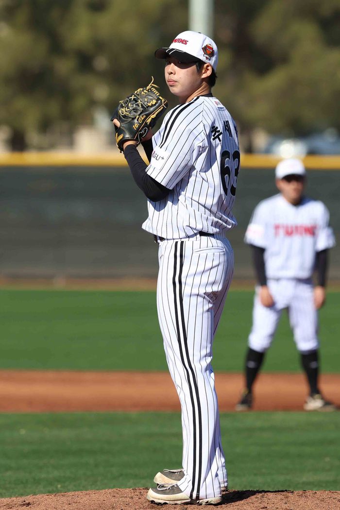 투수 시절 추세현이 6일(한국시간) 미국 애리조나 스프링캠프에서 불펜피칭을 하고 있다. 사진 | LG 트윈스