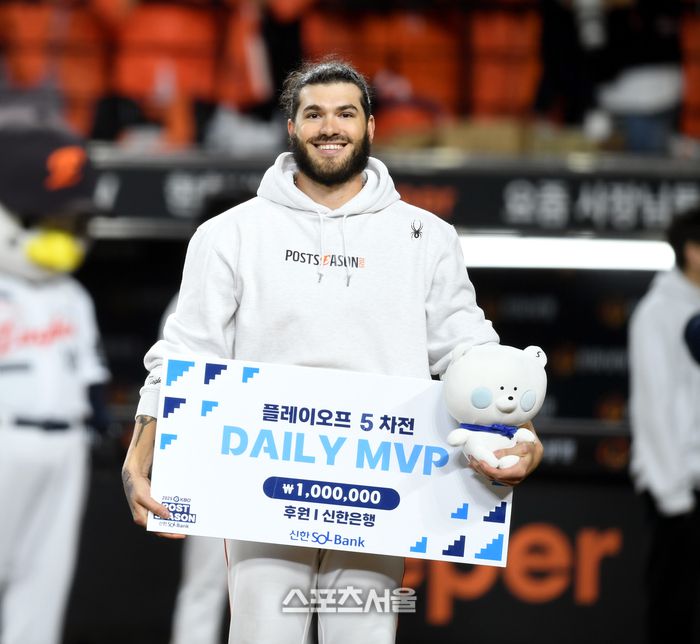 한화 폰세가 24일 대전 한화생명 볼파크에서 열린 2025 KBO 포스트시즌 플레이오프 5차전 삼성과 경기 후 플레이오프 5차전 데일리 MVP를 수상한 후 포즈를 취하고 있다. 대전 | 최승섭 기자 thunder@sportsseoul.com