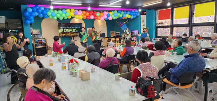 원주시 일산동새마을지도자협의회(회장 고성철)는 지난 12일 섬김재활인지센터를 방문해 재능기부 공연을 실시했다.이날 새마을회원들은 색소폰, 기타 연주, 노래 등을 통해 화기애애한 분위기를 조성하며 어르신들과 함께 즐거운 시간을 보냈다.고성철 회장은 “작은 재능이 누군가에게 기쁨이 된다는 사실에 뿌듯함을 느낀다”며 “앞으로도 꾸준하게 재능기부 공연을 실시하겠다”라고 말했다. 사진|원주시청