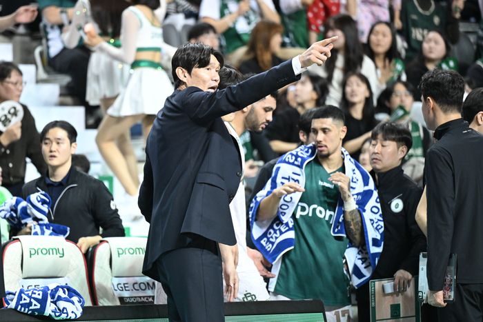 DB 김주성 감독이 28일 원주DB프로미아레나에서 열린 2025~26 LG전자 프로농구 3라운드 삼성전에서 작전을 지시하고 있다. 사진 | KBL