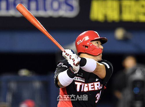 KIA 최형우가 9일 잠실구장에서 열린 2024 KBO리그 LG와 경기 6회초 1사 만루 상황에서 LG 투수 이상영을 상대로 만루 홈런을 치고 있다. 최형우의 시즌 17호 홈런. 2024. 7. 9. 잠실 | 박진업 기자 upandup@sportsseoul.com