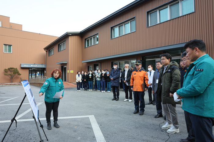 김진태 강원특별자치도지사가 1월 14일(수) 원주시 판부면 원주바른요양병원을 방문해 화재 대비 상황 등 재난 대비 실태를 보고 받고 있다.  사진|강원특별자치도청