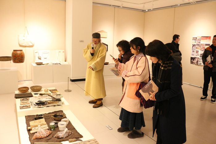 이종국 작가의  전시해설 모습.  사진|한지문화재단