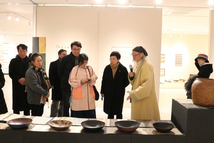 이종국 작가의  전시해설 모습.  사진|한지문화재단