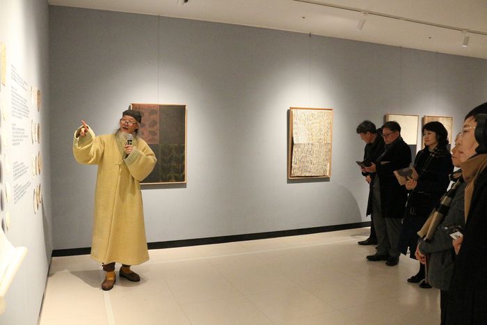 이종국 작가의  전시해설 모습.  사진|한지문화재단