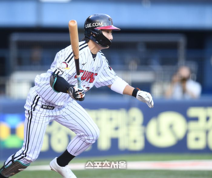 LG 신민재가 7일 서울 잠실구장에서 열린 2025 KBO리그 두산과 경기 1회말 내야땅볼을 치고 있다. 잠실 | 최승섭기자 thunder@sportsseoul.com