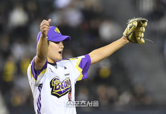 두산 김택연이 7일 잠실구장에서 열린 2025 KBO리그 LG와 경기 9회초 1사 1루 상황에서 LG 신민재를 병살로 잡아내며 승리를 지켜낸 뒤 두팔을 들며 기뻐하고 있다. 잠실 | 박진업 기자 upandup@sportsseoul.com