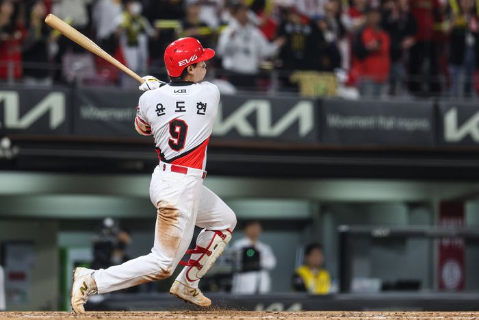 KIA 윤도현이 26일 광주-기아 챔피언스 필드에서 열린 2025 KBO리그 키움전에서 2루타를 터뜨리고 있다. 사진 | KIA 타이거즈