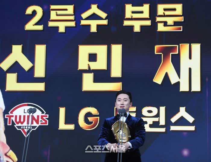 LG 신민재가 9일 서울 송파 롯데호텔 월드에서 열린 2025 KBO 골든글러브 시상식에서 2루수 부문 수상 후 소감을 말하고 있다. 최승섭기자 thunder@sportsseoul.com
