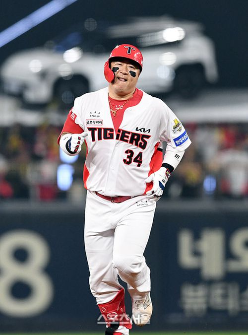 KIA 최형우가 28일 광주-기아 챔피언스필드에서 열린 2024 KBO리그 삼성과의 한국시리즈 5차전 5회말 무사 삼성 김태훈을 상대로 솔로 홈런을 치고 베이스를 돌고 있다. 2024. 10. 28. 광주 | 박진업 기자 upandup@sportsseoul.com