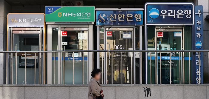 서울 시내에 은행 현금자동입출금기 모습. 사진 | 연합뉴스