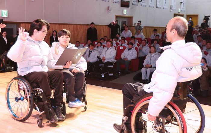15일 이천선수촌 대강당에서 열린 2026년 국가대표 훈련 개시식에서 선수대표 휠체어컬링 남봉광(왼쪽)과 탁구 윤지유(오른쪽)가 선수다짐을 하고 있다. 사진 | 대한장애인체육회