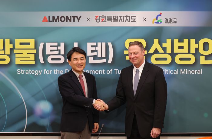 김진태 강원특별자치도지사가 1월 15일(목) 스티븐 알렌(Steven Allen)  ㈜알몬티 인더스트리 최고운영책임자(COO)과 악수를 하고 있다.  사진|강원특별자치도청