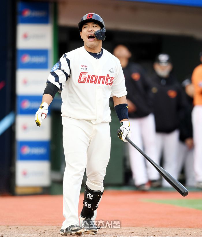 롯데 시절 지시완이 사직야구장에서 열린 KBO리그 시범경기 한화와 경기 9회말 2사 파울을 친 후 아쉬워하고 있다. 사직 | 최승섭기자 thunder@sportsseoul.com