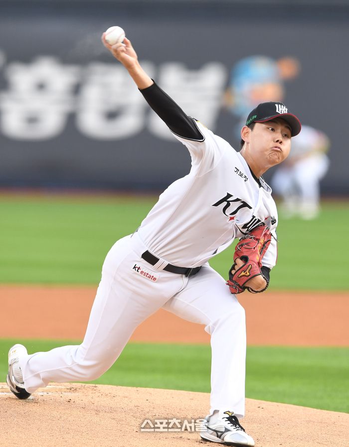 KT 소형준이 2일 수원케이티위즈파크에서 열린 2025 KBO리그 키움과 경기에 선발 등판해 힘차게 공을 던지고 있다. 수원 | 박진업 기자 upandup@sportsseoul.com