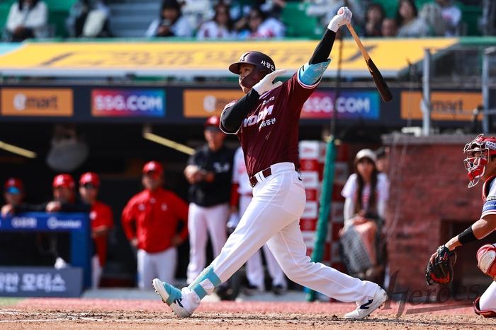 키움 김동엽이 14일 인천SSG랜더스필드에서 열린 2025 KBO리그 시범경기 SSG전에서 홈런을 터뜨리고 있다. 사진 | 키움 히어로즈