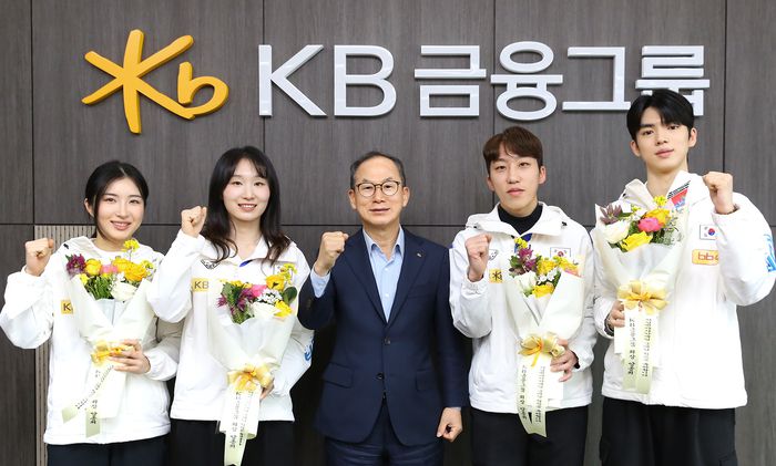 (왼쪽부터) 김길리, 최민정, KB금융 양종희 회장, 박지원, 차준환이 기념촬영을 하고 있다. 사진 | KB금융