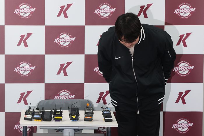 박병호 키움 잔류군 선임코치가 15일 서울 구로구 고척스카이돔에서 취재진과 인터뷰에 앞서 인사하고 있다. 사진 | 고척=연합뉴스