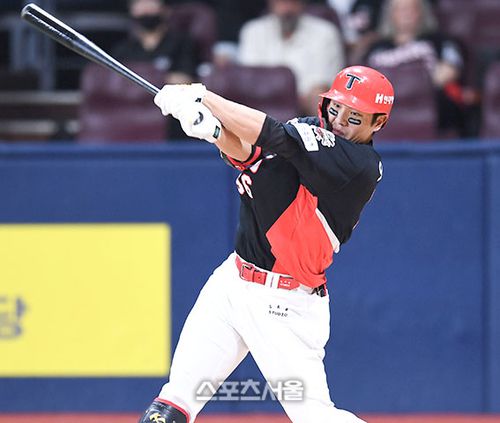 KIA 오선우가 25일 고척스카이돔에서 열린 2025 KBO리그 키움과 경기 4회초 무사1루 파울을 치고 있다. 2025. 6. 25.고척 | 최승섭기자 thunder@sportsseoul.com