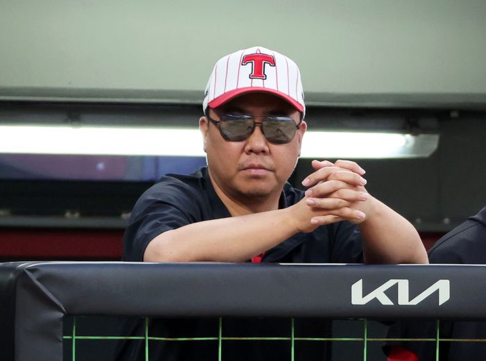 1일 광주기아챔피언스필드에서 열린 한화와 KIA의 경기. KIA 이범호 감독이 3회초 수비를 지켜보고 있다. 사진 | 광주=연합뉴스