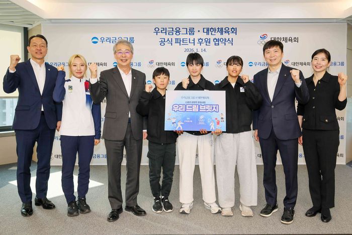 (좌측부터) 우리금융지주 이정섭 상무, 근대5종 국가대표 성승민 선수, 우리금융지주 임종룡 회장, 스노보드 류준수 선수, 크로스컨트리 박재연 선수, 크로스컨트리 이윤주 선수, 대한체육회 유승민 회장, 오지윤마케팅실장이 기념사진을 촬영하고 있다. 사진ㅣ우리은행