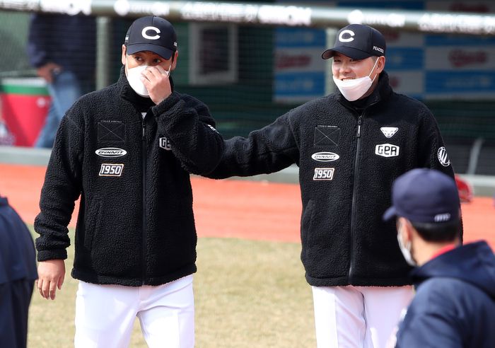 SSG 시절 고 김민재 코치(왼쪽)와 김원형 감독의 모습. 사진 | SSG 랜더스