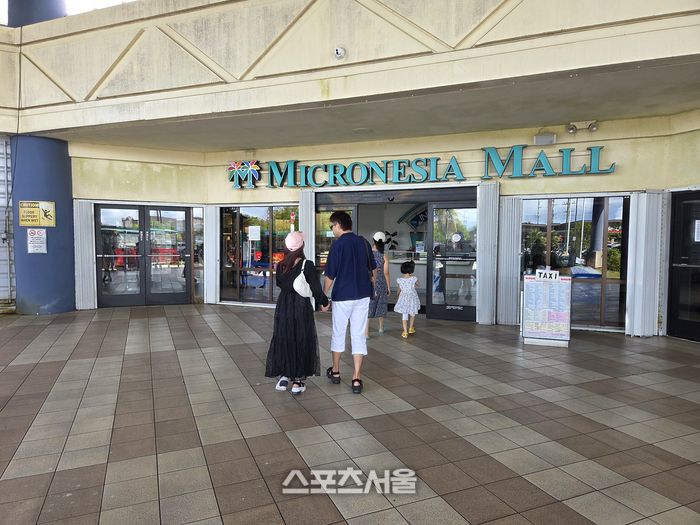 괌 북부 쇼핑의 랜드마크인 ‘마이크로네시아 몰(Micronesia Mall)’. 다양한 브랜드와 푸드코트가 밀집해 있어 셔틀버스를 타고 온 여행객들이 여유로운 시간을 보내기에 제격이다. 괌 | 원성윤 기자 socool@sportsseoul.com