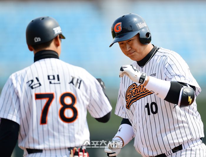 사직구장에서 열린 2017 KBO리그 시범경기 롯데와 LG 경기에서 롯데 이대호가 1회말 1사3루 좌중간 1타점 안타를 친 후 김민재 코치와 하이파이브를 하고 있다. 사직 | 최승섭기자 thunder@sportsseoul.com