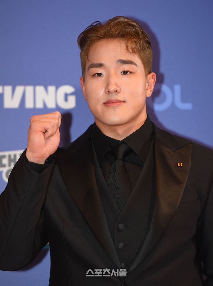 KT 안현민이 9일 서울 송파 롯데호텔 월드에서 열린 2025 KBO 골든글러브 시상식 포토월에서 포즈를 취하고 있다. 사진 | 최승섭 기자 thunder@sportsseoul.com