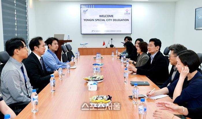 이상일 시장이 15일(현지시각) 다낭 하이테크파크에 입주한 한국 기업인 KP Aerospace Vietnam을 방문해 이재춘 대표를 만나 기업 운영 현황을 청취했다. 제공=용인시