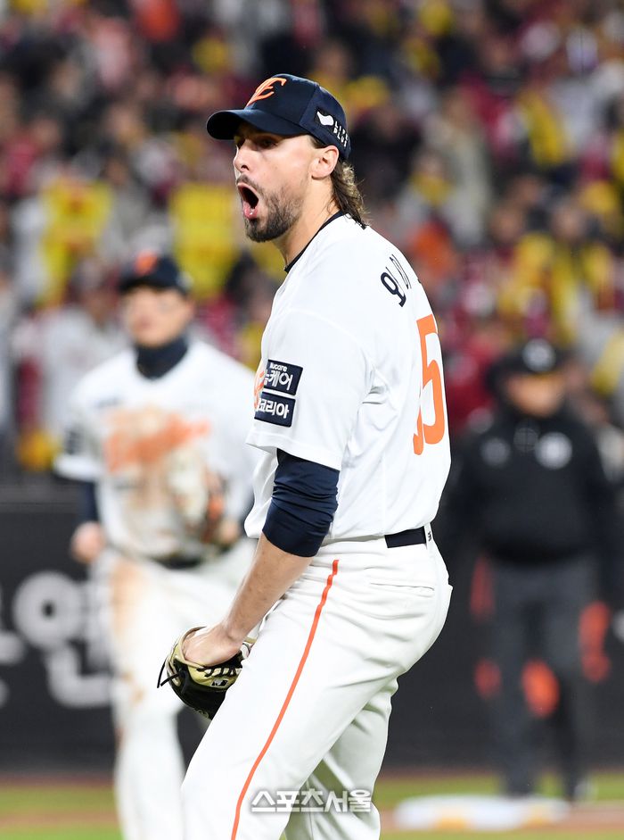 한화 와이스가 30일 대전 한화생명 볼파크에서 열린 2025 KBO리그 LG와 한국시리즈 4차전 5회초 1사 1-3루 상황에서 LG 박해민을 병살로 처리하며 위기를 넘기면서 포효하고 있다. 대전 | 박진업 기자 upandup@sportsseoul.com