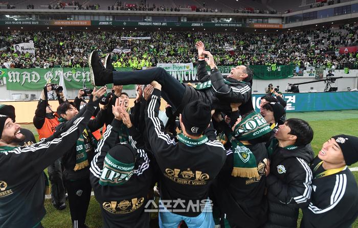 전북 현대 선수들이 6일 서울월드컵경기장에서 열린 2025 하나은행 코리아컵 광주FC와의 결승전에서 2-1로 승리하며 우승을 차지한 뒤 거스 포옛 감독을 헹가래 치고 있다. 전북은 K리그1에 이어 코리아컵까지 우승하며 더블을 달성했다. 2025. 12. 6. 박진업 기자 upandup@sporttsseoul.com