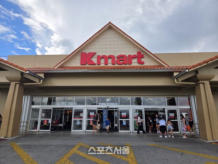 여행객들의 필수 코스인 대형 마트 ‘K-마트’. 24시간 운영되어 언제든 방문해 기념품과 식료품을 구매하기 좋다. 괌 | 원성윤 기자 socool@sportsseoul.com