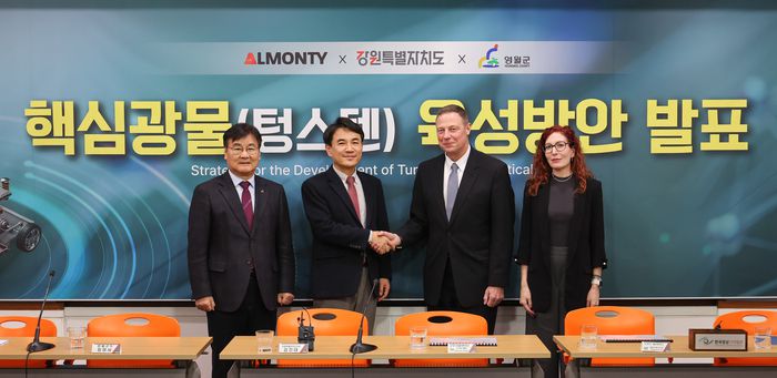 김진태 강원특별자치도지사가 1월 15일(목) 스티븐 알렌(Steven Allen)  ㈜알몬티 인더스트리 최고운영책임자(COO)과 악수를 하고 있다.  사진|강원특별자치도청