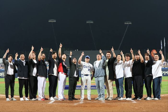 오승환의 은퇴식에 참석한 1982년생 황금 세대. 왼쪽부터 추신수 김태균 채태인 이정호 이대호 손승락 정근우 오승환 최준석 이동현 김강민 김백만 채병용 이승하(이우민) 송산. 사진 | 삼성 라이온즈