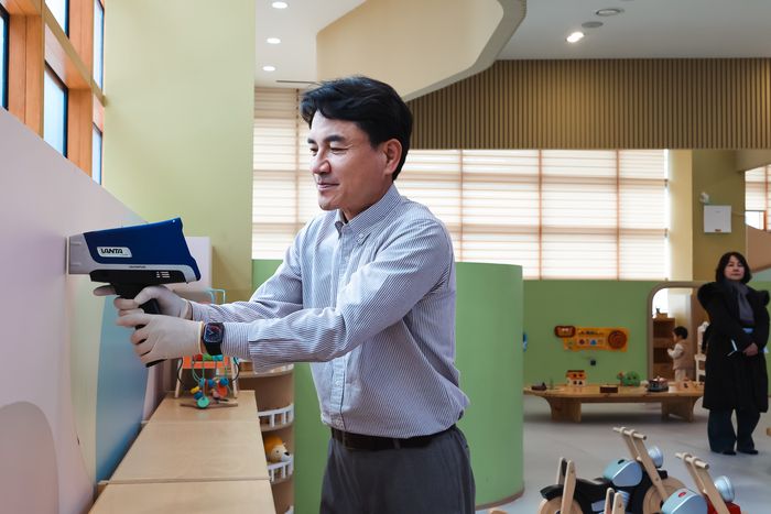 김진태 강원특별자치도지사가 1월 15일(목) 춘천시립공공도서관내 장난감도서관에서 현장점검중에 직접 시설보완을 하고 있다. 사진|강원특별자치도청