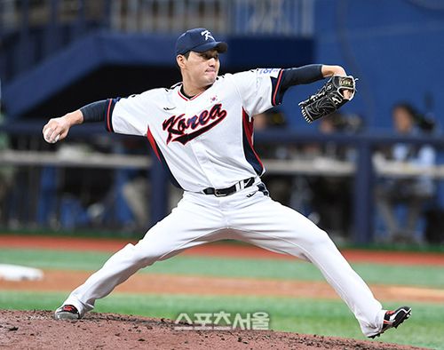 대한민국 야구 대표팀의 전상현이 6일 고척스카이돔에서 열린 상무와의 평가전 9회말 등판해 힘차게 공을 던지고 있다. 2024. 11. 6. 고척 | 박진업 기자 upandup@spotsseoul.com