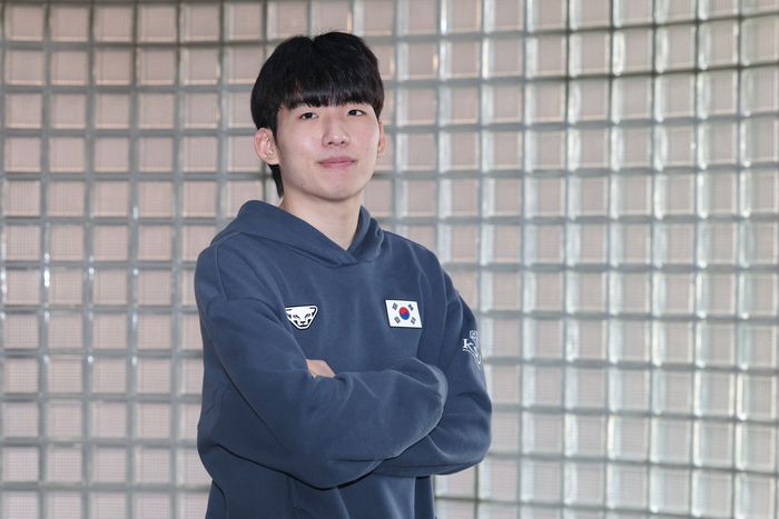 2026 밀라노·코르티나담페초 동계올림픽 출전을 앞둔 스피드스케이팅 정재원이 8일 서울 노원구 태릉선수촌에서 포즈를 취하고 있다. 사진 | 연합뉴스