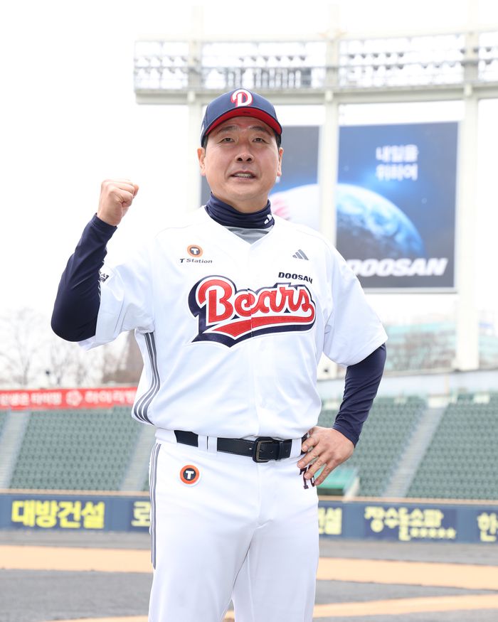 두산 홍원기 수석코치가 15일 서울 잠실구장에서 열린 창단기념식 후 사진 촬영에 임하고 있다. 사진 | 두산 베어스