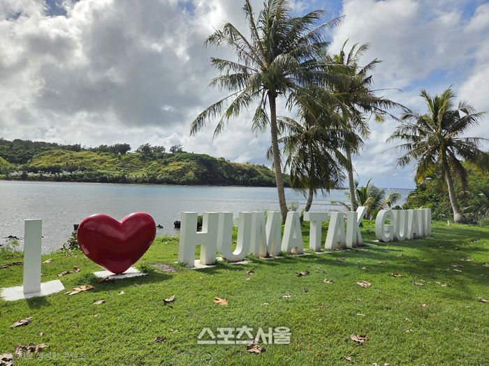 우마탁 마을의 입구를 알리는 조형물. 평화로운 해안 마을의 풍경과 어우러져 이국적인 분위기를 자아낸다. 괌 | 원성윤 기자 socool@sportsseoul.com