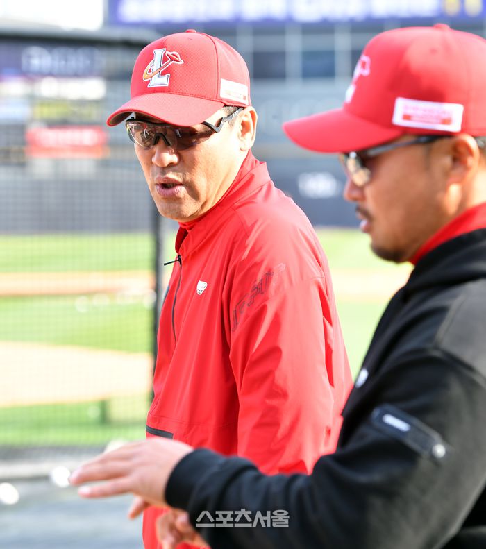 SSG 김민재 코치가 18일 수원KT위즈파크에서 열린 2023 KBO리그  KT와 SSG의 시즌 첫 경기를 준비하며 선수들의 타격훈련을 지켜보고 있다. 사진 | 스포츠서울DB