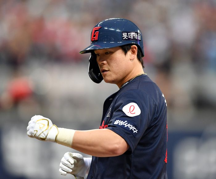 롯데 국해성이 27일 서울 고척스카이돔에서 2023 KBO리그  키움전에서  9회초 1사후 안타로 출루하고 있다. 사진 | 스포츠서울DB