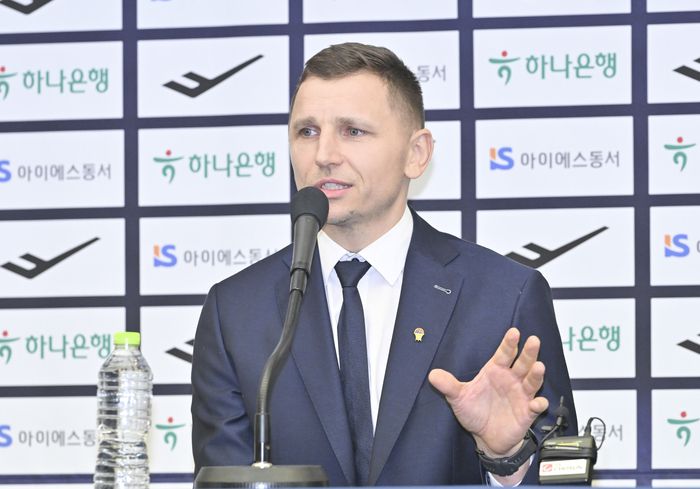 16일 오전 한국프레스센터 기자회견장에서 열린 ‘남자농구 국가대표팀 니콜라이스 마줄스 감독 취임’ 공식 기자회견에서 니콜라이스 마줄스 감독이 기자 질의에 답변하고 있다. 사진 | 대한민국농구협회