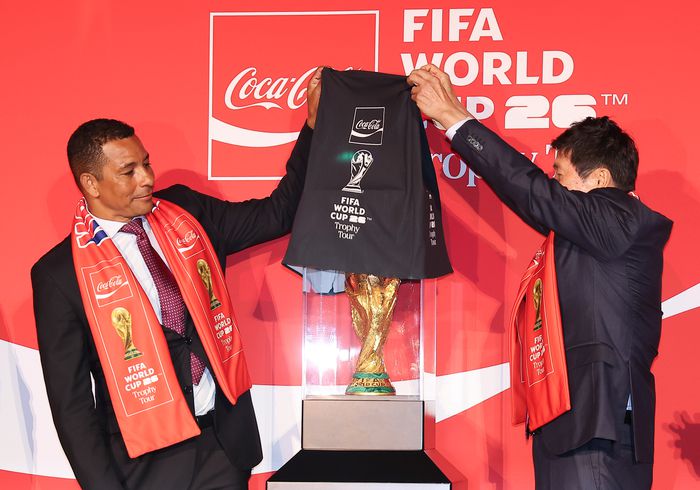 트로피 공개하는 시우바(왼쪽)와 차범근 전 감독. 사진 | 연합뉴스