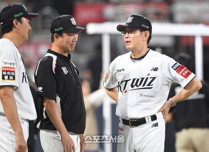 KT 이강철 감독(오른쪽)이 2일 수원 KT위즈파크에서 열린 2025 KBO리그 키움과 경기에서 4-2로 승리한 뒤 코치들과 이야기를 나누고 있다.  수원 | 박진업 기자 upandup@sportsseoul.com