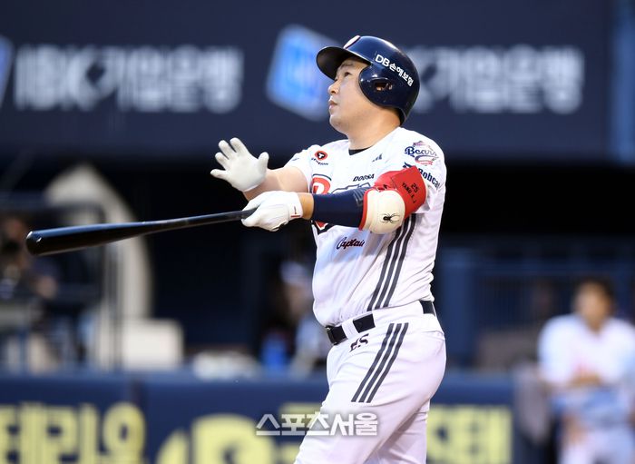 두산 양의지가 26일 서울 잠실구장에서 열린 2025 KBO리그 삼성과 경기 2회말 타구를 바라보고 있다. 좌익수 플라이 아웃. 잠실 | 최승섭기자 thunder@sportsseoul.com