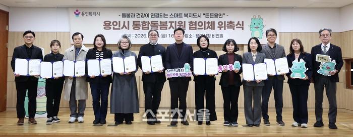 이상일 시장과 제1기 위원들이 위촉식을 마친 뒤 기념 촬영을 하고 있다. 제공=용인시