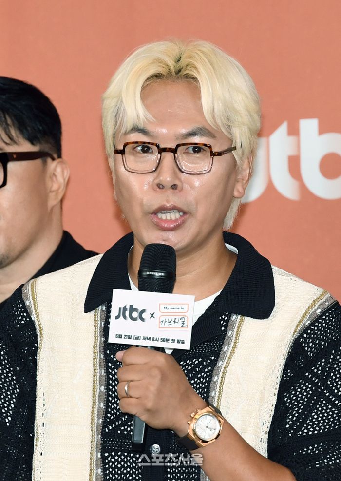 김태호PD가 20일 서울 마포구 스탠포드호텔에서 진행된 JTBC ‘My name is 가브리엘’ 제작발표회에서 취재진의 질문에 답을 하고 있다. JTBC의 신규 프로그램 ‘My name is 가브리엘은’ 아무도 나를 모르는 곳에서 세계 80억 인구 중 한 명의 이름으로 72시간 동안 ‘실제 그 사람의 삶’을 살아가는 관찰 리얼리티로 박명수, 염혜란, 홍진경, 지창욱, 박보검, 가비, 덱스 등이 출연하며 김태호 PD와 이태경 PD가 연출을 맡았다. 2024. 6. 20. 박진업 기자 upandup@sportsseoul.com