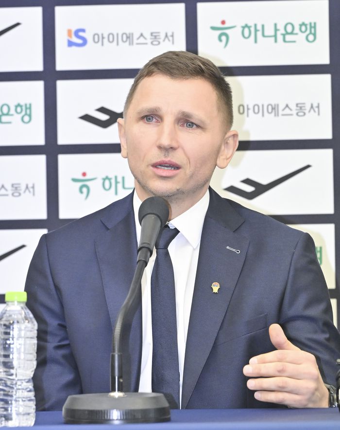 16일 오전 한국프레스센터 기자회견장에서 열린 ‘남자농구 국가대표팀 니콜라이스 마줄스 감독 취임’ 공식 기자회견에서 니콜라이스 마줄스 감독이 기자 질의에 답변하고 있다. 사진 | 대한민국농구협회