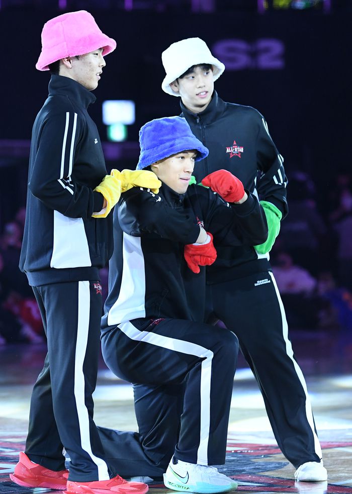 에디 다니엘, 양우혁, 김건하가 17일 서울 잠실실내체육관에서 열린 2025~2026 LG전자 프로농구 올스타전 전야제에서 특별 공연을 펼치고 있다. 사진 | KBL